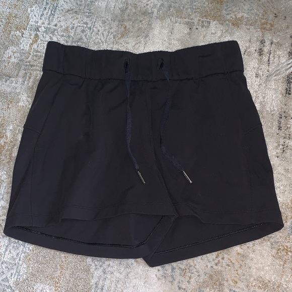 lululemon athletica mid rise Black Athletic Shorts size 2 - Picture 1 of 4